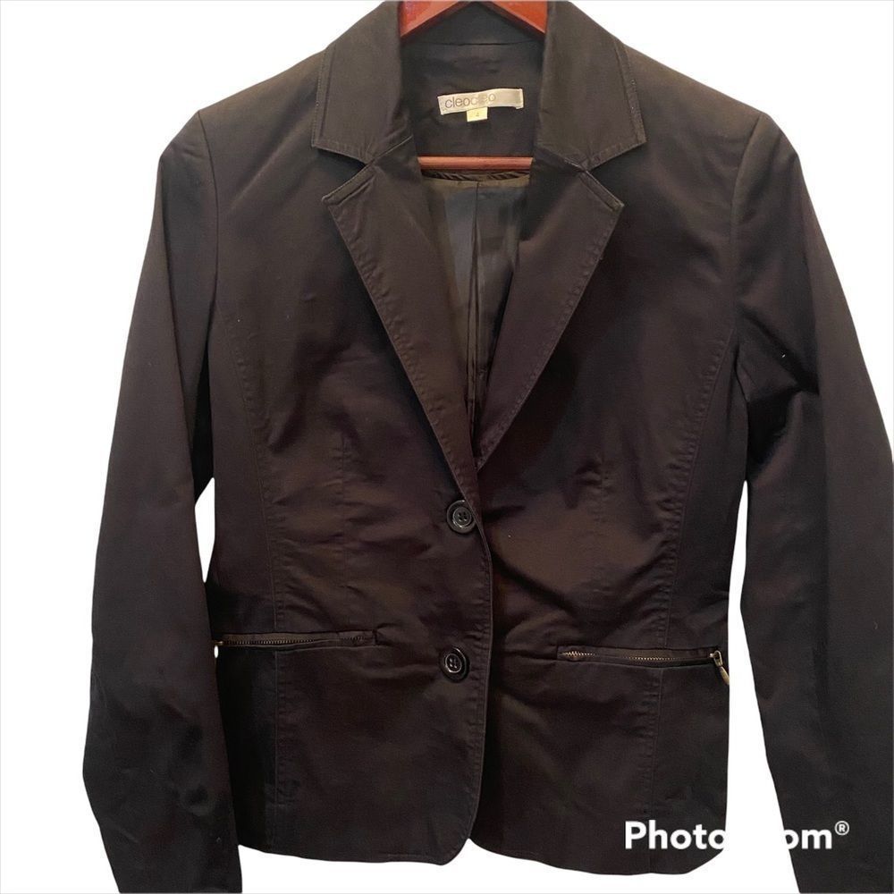 Cleo double front button closure Blazer 2 Front pockets with zippers.Siz…
